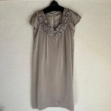 그린 라벨 릴랙싱 그레이지 새틴 프릴 드레스