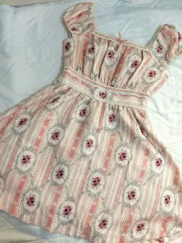 시크릿허니 꽃무늬 핑크 계열 무릎 기장 원피스