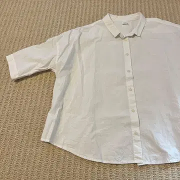 kermu 화이트 반팔 셔츠