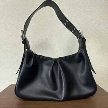 블랙 합성 피혁 숄더백