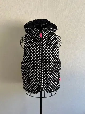 kikki 도트 무늬 후드 부착 베스트
