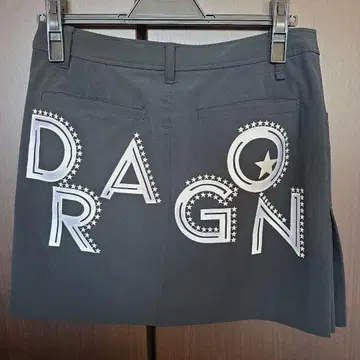 댄스 위드 드래곤의 블랙 스커트 별 디자인