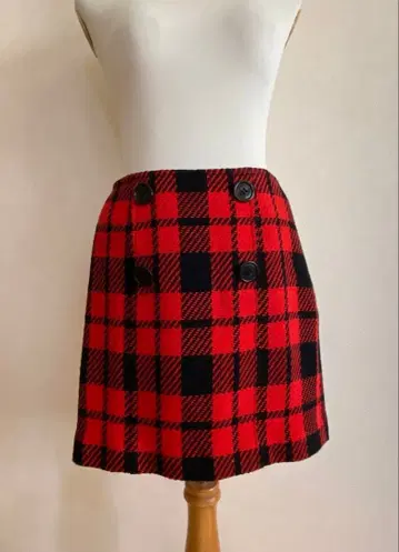 빨간색과 블랙 체크 더블 버튼 미니 스커트