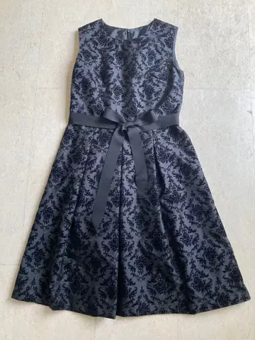 슬리브리스 원피스 새틴 원단 플로키 블랙 꽃무늬