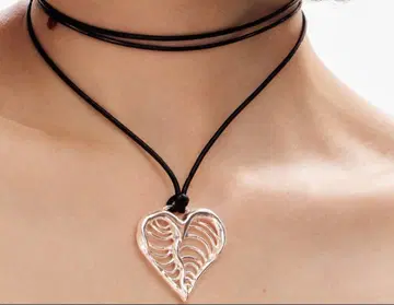 데시구알 하트형 실버 코팅 끈 목걸이