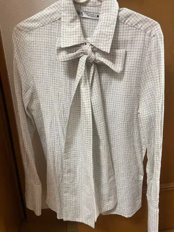 ZARA 화이트 체크 무늬 리본 포함 셔츠