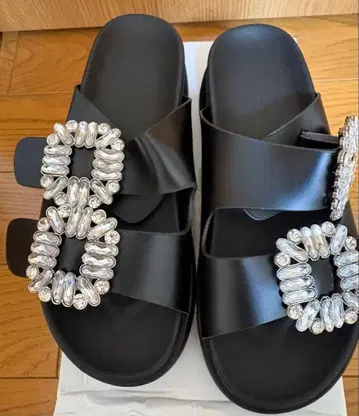 비쥬 디자인 블랙 샌들