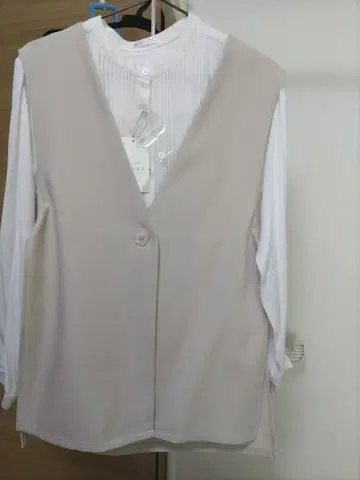 베이지 버튼 포함 베스트