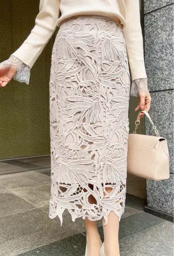 레이스 무늬 베이지 타이트 스커트
