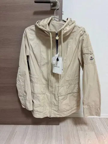 미사용 새상품 MONCLER 후드 부착 베이지 자켓 LAERTE