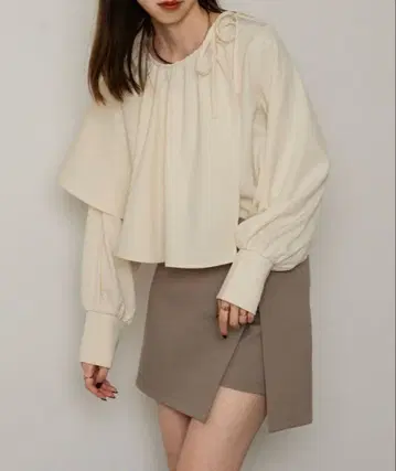 아이보리 긴팔 상의