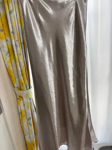 NATURAL BEAUTY 실버 롱 스커트