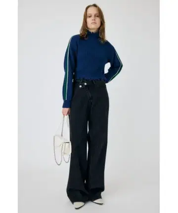 네이비 터틀넥 스웨터