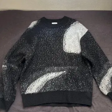 크루넥 니트 스웨터 블랙과 그레이