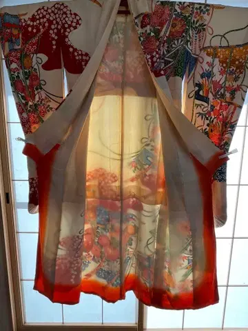 화려한 꽃무늬 후리소데