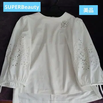 SUPERBeauty 자수 장식 화이트 셔츠 브로치 포함