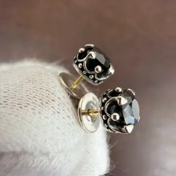 JUSTIN DAVIS DEBUTANT PIERCE 크라운 귀걸이