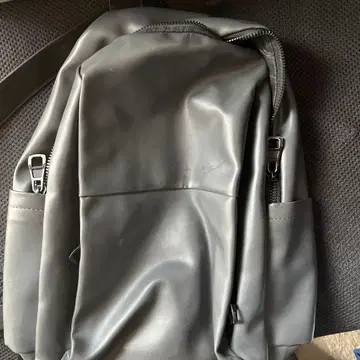 심플 블랙 백팩