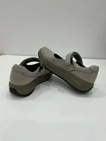 그레이 벨크로 테이프 부착 신발