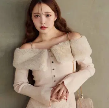 퍼 달린 오프숄더 니트