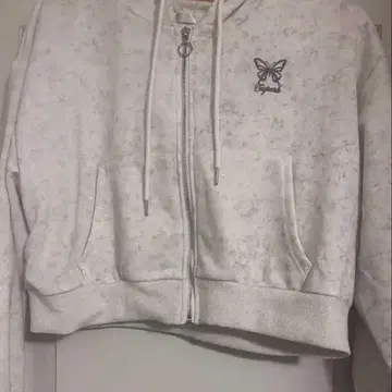 화이트 크롭 후드티 나비 자수