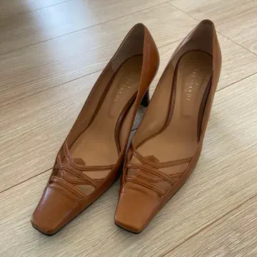 TRUSSARDI 브라운 펌프스 23cm