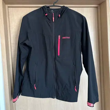 Marmot 마운틴 파카 블랙/핑크