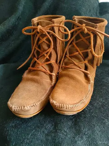 MINNETONKA 브라운 프린지 모카신