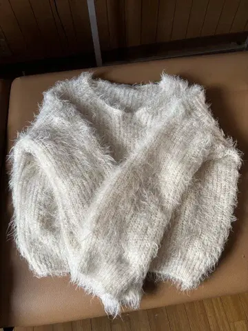 화이트 V넥 스웨터 긴팔