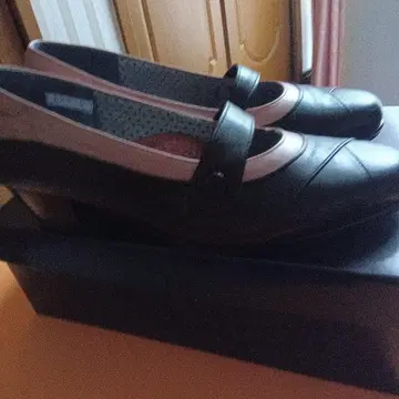 스트랩이 달린 브라운 & 매트 핑크 펌프스