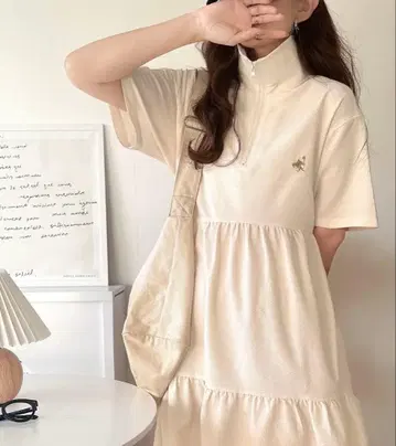 크림색 반팔 티어드 드레스