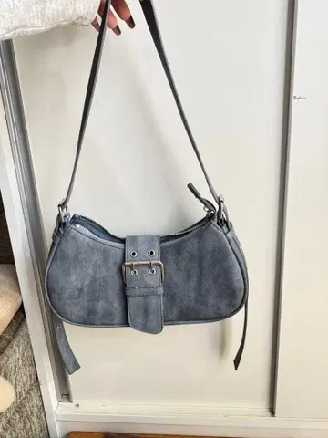 그레이 스웨이드풍 숄더백