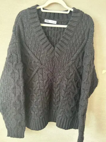 ZARA 자라 블랙 V넥 케이블 짜임 스웨터 새상품급 L 사이즈
