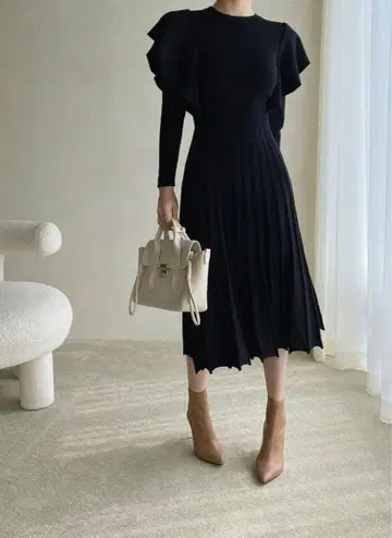 프릴 소매 블랙 니트 원피스