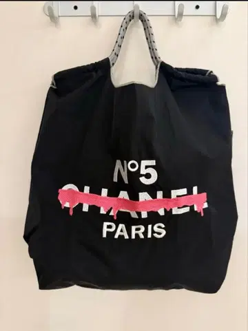 자수 에코백 M 사이즈 블랙 베이스에 핑크가 화려함