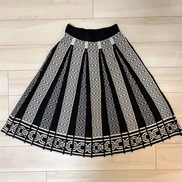 TRUBE 기하학 패턴 플레어 스커트 블랙/화이트