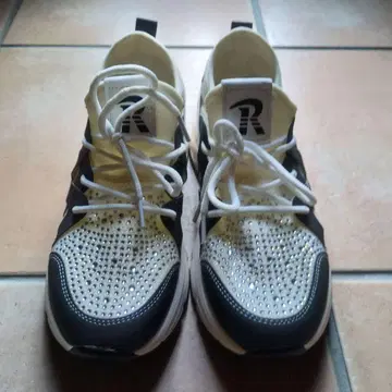 스톤 장식 캐주얼 스니커즈