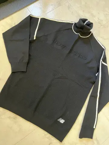 new balance 블랙 하이넥 스웨터