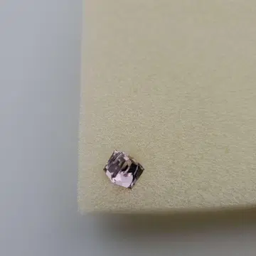 연한 핑크 스퀘어 컷 보석 약 5mm