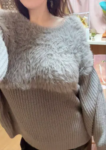 퍼와 니트의 오프숄더 스웨터