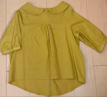 겨자색 둥근 카라 오부 소매 블라우스 귀여운 호두 단추 포함