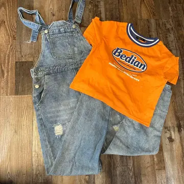 오렌지 프린트 T셔츠와 데님 오버롤 세트