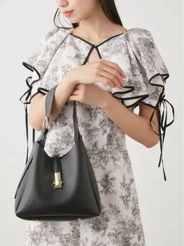 스나이델 블랙 핸드백 합성 피혁 골드 금장 장식