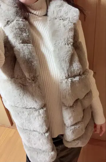 복슬복슬 따뜻한 그레이지 후드 부착 퍼 베스트