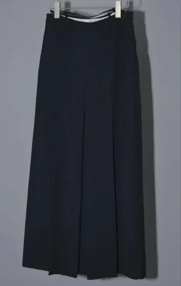 anuke Tuck Long Skirt