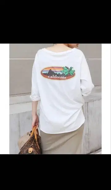 두지엠 클라세 래글런 캘리포니아 로고 화이트 7부 소매 T셔츠