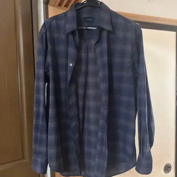 네이비와 그레이 체크 무늬 긴팔 셔츠