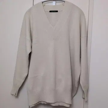 MACPHEE V넥 아이보리 스웨터 S 사이즈 (M 사이즈 상당)