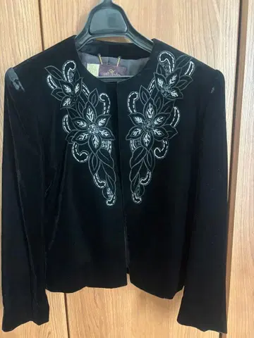 블랙 벨벳 원단 노카라 자켓 수트 온워드