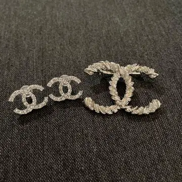 [주말 특별 가격 인하] 실버 로고 귀걸이 브로치 세트